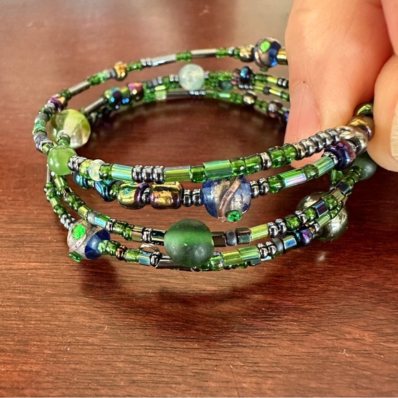 Memory bracelet-wrapped cuff in shades of green. Gemstone, délice and seed beads - Picture 6 of 6